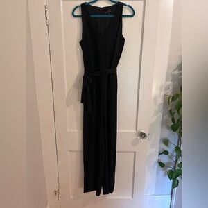 Chic Banana Republic women’s wide-leg black jumpsuit size 8 v-neck with belt